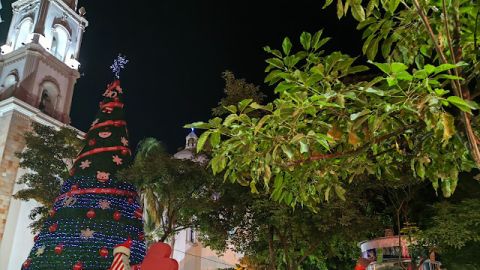 Encienden el Árbol Navideño en Culiacán para dar inicio a las fiestas decembrinas