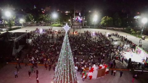 Inicia diciembre con el encendido del tradicional árbol navideño en la explanada del Palacio de Gobierno