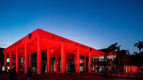 El Congreso del Estado de Sinaloa se iluminó de rojo con motivo del Día Mundial del SIDA