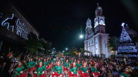Miles de personas disfrutan del Desfile Navideño en Culiacán
