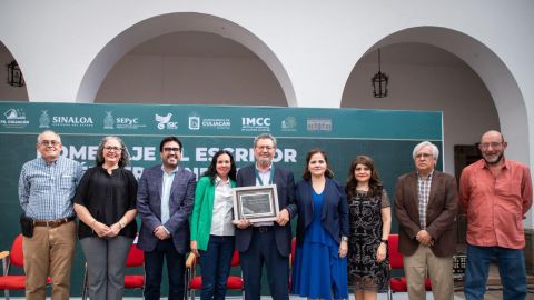 El escritor sinaloense Élmer Mendoza recibe reconocimiento por su destacada trayectoria
