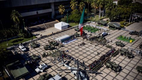 Inauguran la exposición militar "La Gran Fuerza de México" en la explanada de Palacio de Gobierno