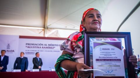 Entregan la medalla “Agustina Ramírez” a Petra Leyva González, una luchadora social indígena