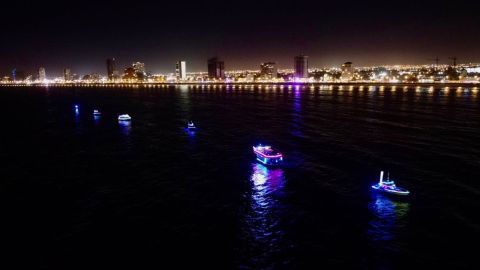 Yates “multicolores” adornan la bahía de Mazatlán en el primer Desfile de Luces sobre el Mar