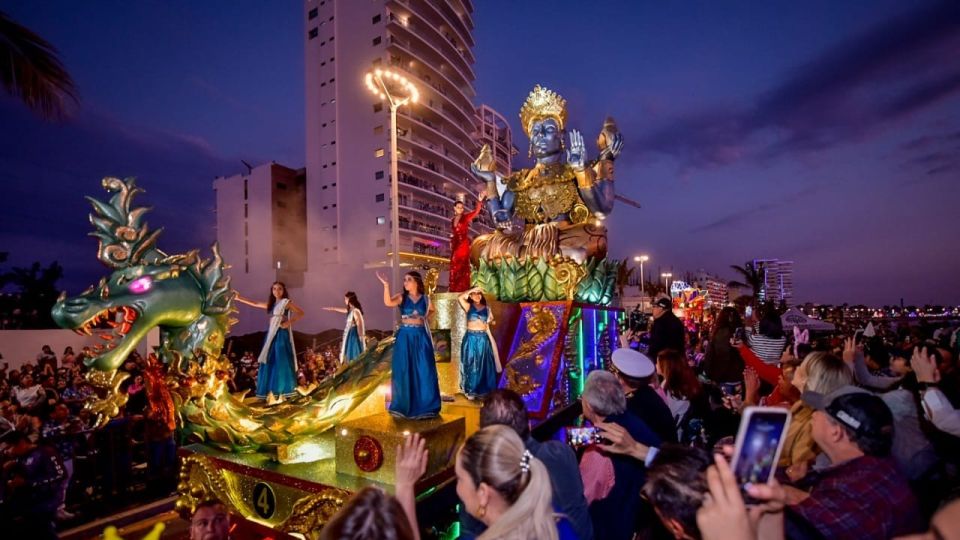 Realizan espectacular desfile del Carnaval de Mazatlán que encantó a