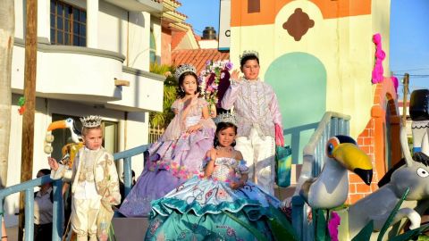 Disfrutan de la magia y el color en el recorrido infantil del Carnaval Guamúchil 2023