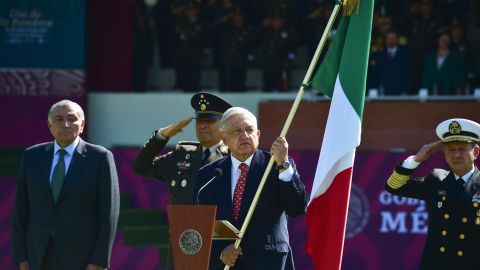 López Obrador conmemora el Día de la Bandera
