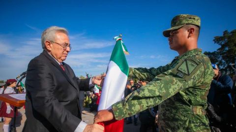 Encabeza Rocha ceremonia por el aniversario del Día de la Bandera