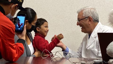 HPS activa implantes cocleares para que niños sinaloenses escuchen por primera vez