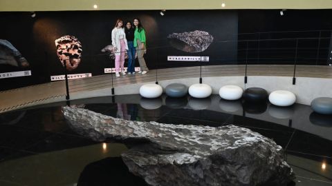 Estudiantes de la UAS demuestran su talento en remodelación de la sala del meteorito de Bacubirito en el CCS