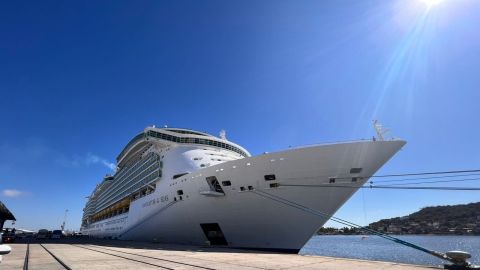 Llegó a Mazatlán el crucero turístico Navigator of the Seas con 5,140 personas a bordo