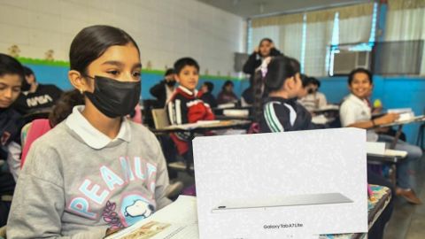 Entregan tablets a alumnos de primaria en Culiacán