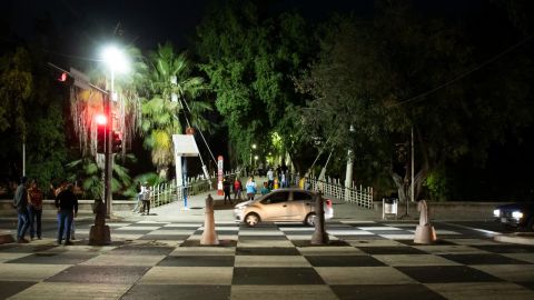 Embellecen con piezas de ajedrez cruce peatonal de Culiacán