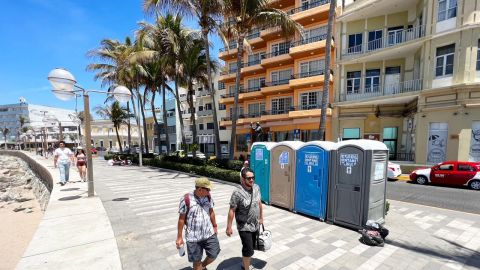 Instalan baños públicos gratuitos en zonas turísticas de Mazatlán durante Semana Santa