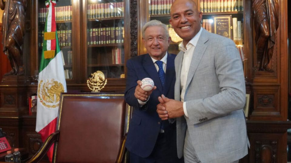 AMLO recibió en Palacio Nacional a la leyenda del béisbol Mariano Rivera