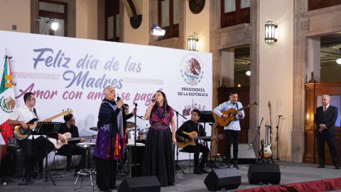 AMLO felicita a las madres de México en su día; dedica concierto durante mañanera