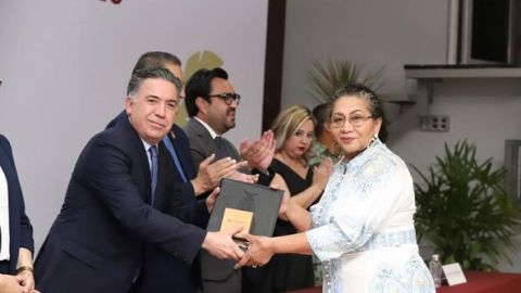Entregan la medalla "Ignacio Manuel Altamirano" a maestros por 40 años de servicio