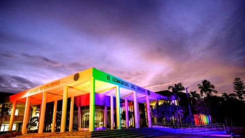 Ilumina Congreso edificio en apoyo al Día Internacional Contra la LGTBI-Fobia