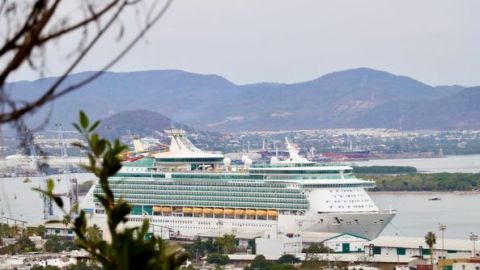Llegó a Mazatlán el crucero turístico Navigator of the Seas con 5,051 visitantes