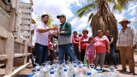 Entregan agua purificada en comunidades afectadas por la sequía en Culiacán
