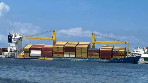 Protección Civil pendiente de las maniobras de reflote del barco carguero en Mazatlán