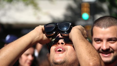 Recomiendan observar con protección eclipse solar anular de este sábado y evitar exposiciones prolongadas