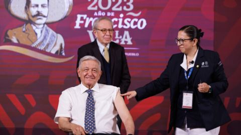 López Obrador recibe vacuna contra influenza y COVID-19; invita a la población vulnerable a hacerlo