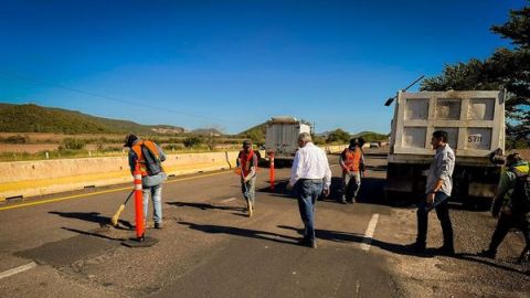 Supervisan el bacheo y reencarpetado de la Autopista Benito Juárez