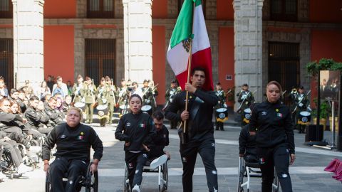 Realiza AMLO abanderamiento de atletas paralímpicos rumbo a juegos en Santiago de Chile 2023