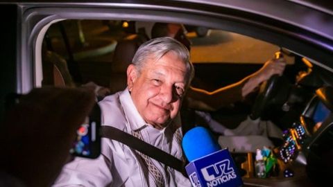 Al ritmo de la banda sinaloense reciben al Presidente López Obrador en Culiacán