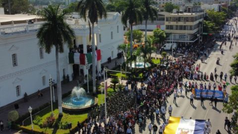 10 mil universitarios participan en el Desfile de la Revolución Mexicana para pedir respeto a la autonomía de la UAS