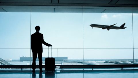 Senado quiere prohibir y sancionar sobreventa de boletos de avión en México
