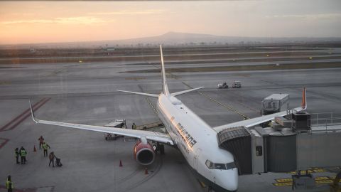 Realiza Mexicana de Aviación su primer vuelo durante reinicio de operaciones