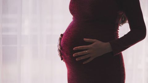 Para prevenir y detectar complicaciones en el embarazo es necesario llevar un control en la madre y el bebé