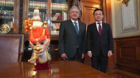 López Obrador recibió dragón de buena fortuna por parte del gobierno de China