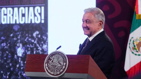 López Obrador presentó la portada de su último libro "¡Gracias!"