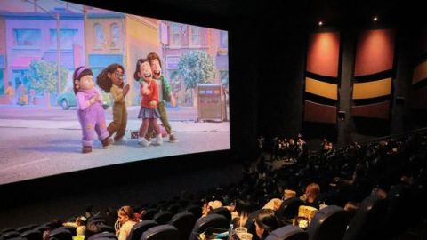 Usuarios del Centro de Autismo disfrutan la experiencia del cine