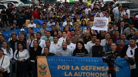 Universitarios se manifiestan en Mazatlán ante la presencia del Presidente López Obrador