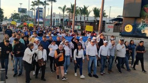 La UAS realizó marcha en Mazatlán con más de 20 mil asistentes, durante la visita de AMLO